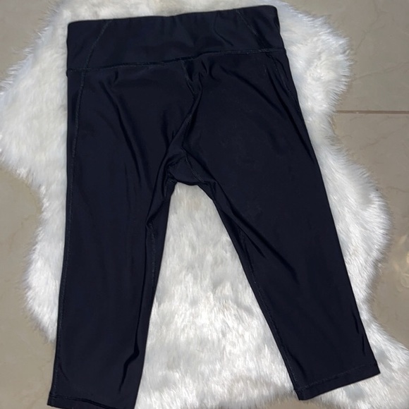 SOLD UNDER ARMOUR Black Cropped Leggins - Picture 3 of 6